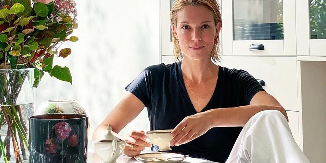 Στην ολόλευκη μίνιμαλ κουζίνα της Βίκυς Καγιά | Τα γεμάτα λουλούδια βάζα της