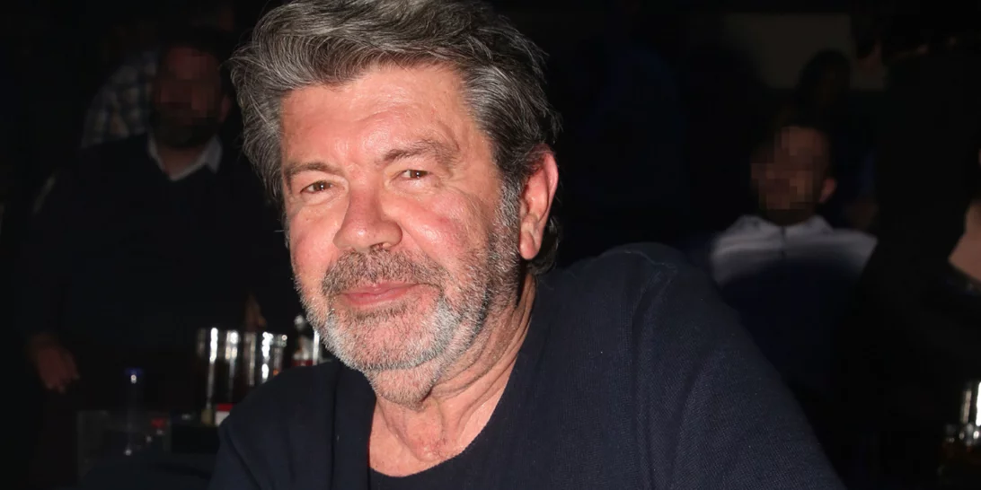 Ο Γιάννης Λάτσιος ποζάρει πλάι στην 90χρονη μητέρα και την αδερφή του σε μία σπάνια φωτογραφία