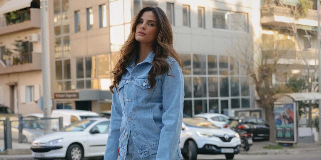 Η Χριστίνα Μπόμπα με το cozy μπουφάν που θα φορέσεις όσο κρύο κι αν έχει