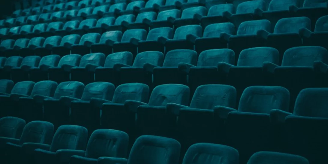 Νέα σοκαριστική καταγγελία νεαρής ηθοποιού | Πασίγνωστος Έλληνας σκηνοθέτης με βίασε μέσα στο αμάξι του