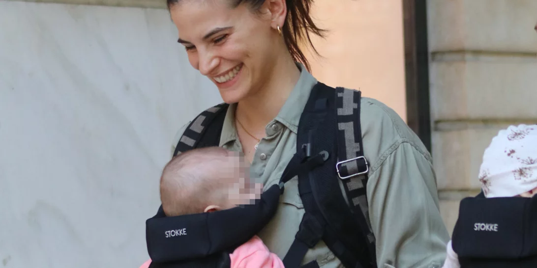 Χριστίνα Μπόμπα | Η νέα φωτογραφία με τις δίδυμες κόρες της από την πρόσφατη βόλτα τους (με stylish outfits)