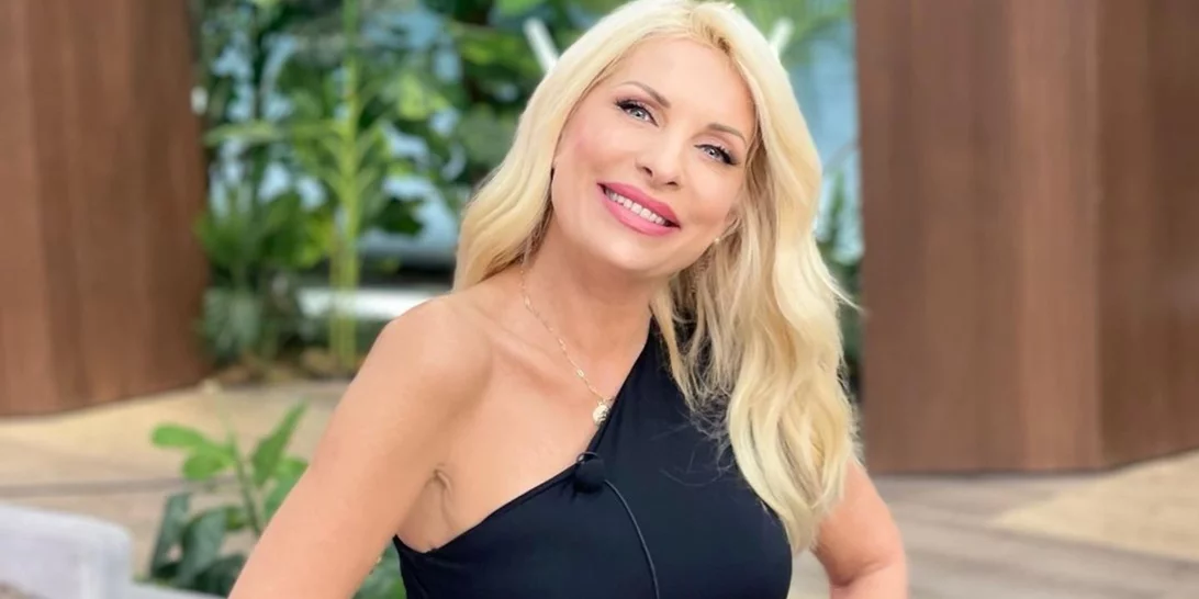 Η Ελένη Μενεγάκη φόρεσε την πιο διάσημη μπλούζα της άνοιξης και είναι Zara