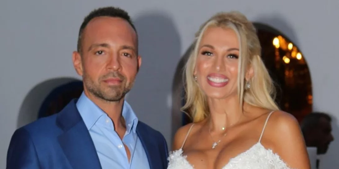 Couple goals | Η Κωνσταντίνα Σπυροπούλου αγκαλιά με τον Βασίλη Σταθοκωστόπουλο στην Αθηναϊκή Ριβιέρα