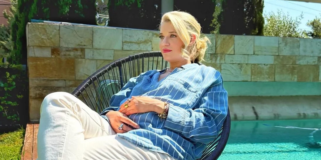 Σε Halloween mood η Τζένη Θεωνά | Απαθανατίζει τον Αρίωνα Αναστασιάδη με το πιο spοoky καπέλο