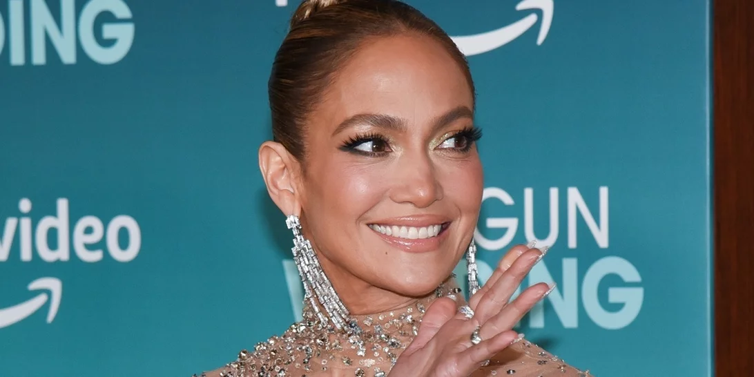 Η Jennifer Lopez υιοθέτησε το πιο όμορφο φλοράλ μανικιούρ της φετινής άνοιξης