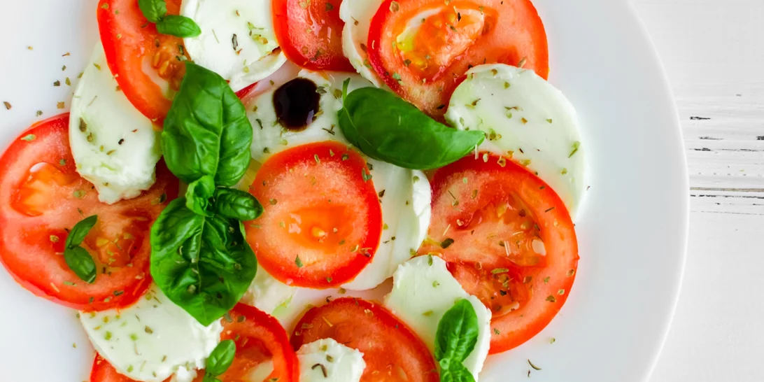 Αυθεντική Caprese | Δοκίμασε τη δροσερή ιταλική σαλάτα που έχει ξετρελάνει το ελληνικό κοινό