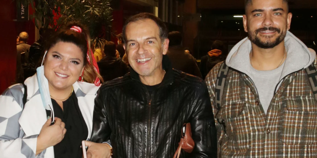 Δανάη Μπάρκα | Με μαύρο midi φόρεμα στο θέατρο με τον Τίμο Ζαχαράτο