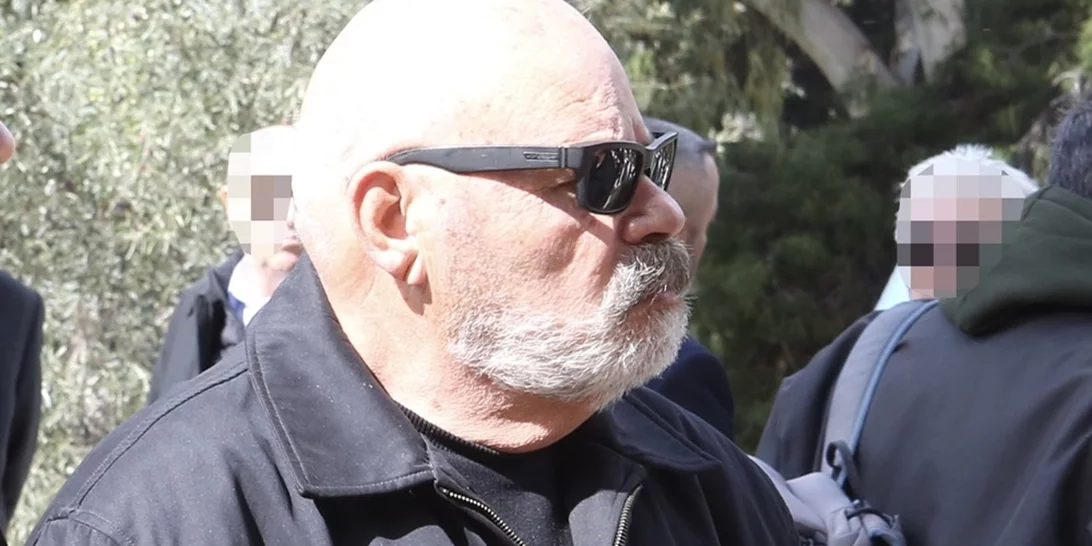Αλέξης Κούγιας | Συντετριμμένος στην κηδεία του ο "άγνωστος" αδερφός του