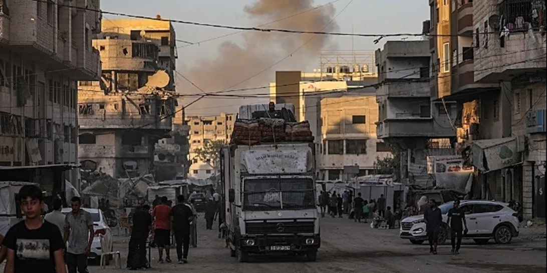 Υπό τους βομβαρδισμούς του Ισραήλ στην πόλη της Γάζας, ο θάνατος ή η δύσκολη έξοδος