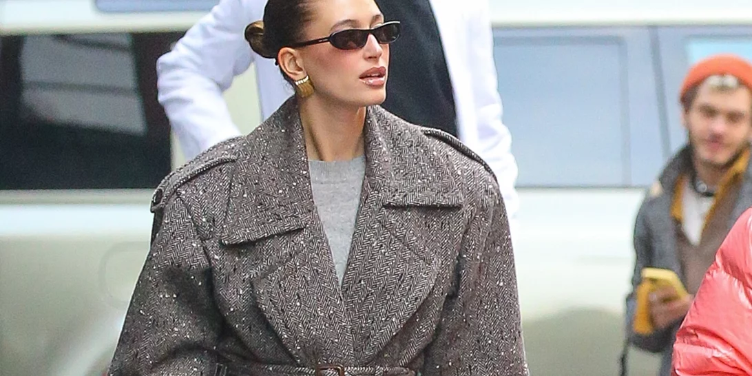 Hailey Bieber | Αυτή είναι η κίνηση ματ που της εξασφαλίζει αξιοζήλευτη λάμψη στο πρόσωπο