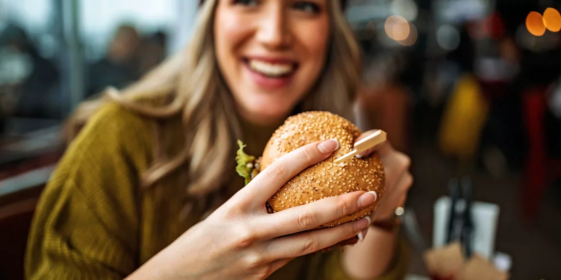 Γιατί όταν διαβάζεις άσχημες ειδήσεις, θέλεις να τρως junk food; Πώς μπορείς να ξεφύγεις από το doom eating