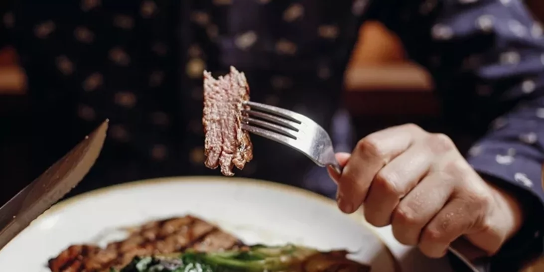 Η κατανάλωση κόκκινου κρέατος συνδέεται με αυξημένο κίνδυνο εμφάνισης αυτής της πάθησης