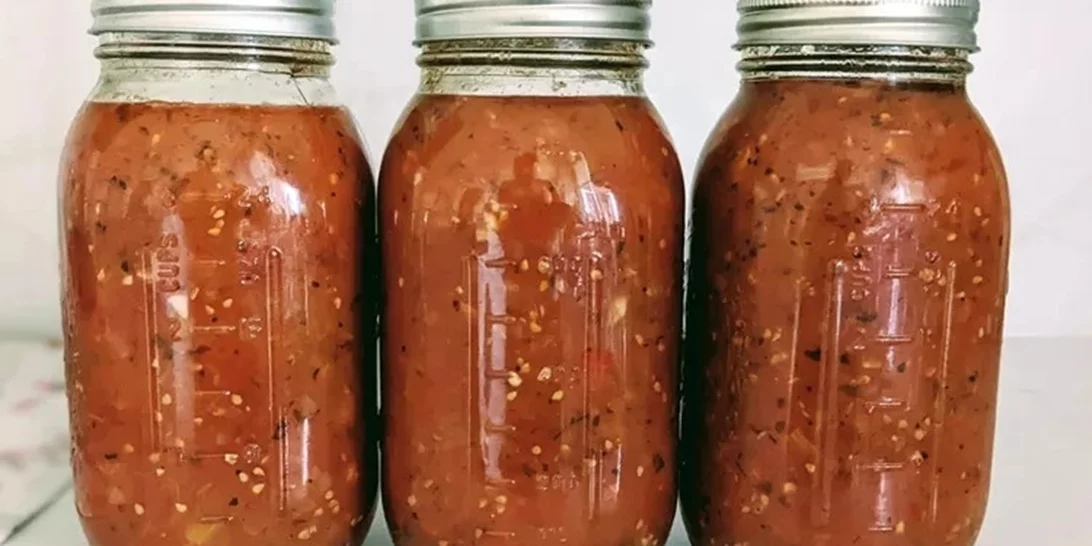 Εύκολη συνταγή για σπιτική σάλτσα τομάτας (φτιάξε τώρα για όλο τον χρόνο)