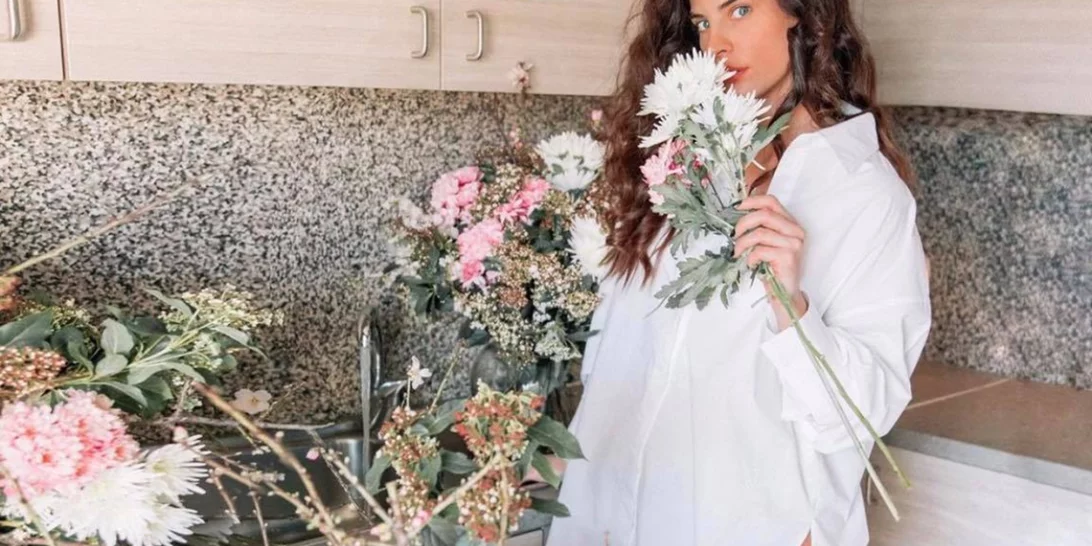 Χριστίνα Μπόμπα | Φωτογραφίζεται με super φουσκωμένη κοιλίτσα και λευκό πουκάμισο (pics)