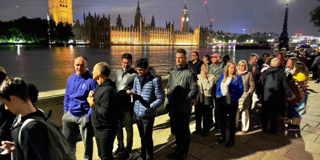 #notmyking| Στη Μ. Βρετανία συλλαμβάνουν όσους διαδηλώνουν κατά της μοναρχίας