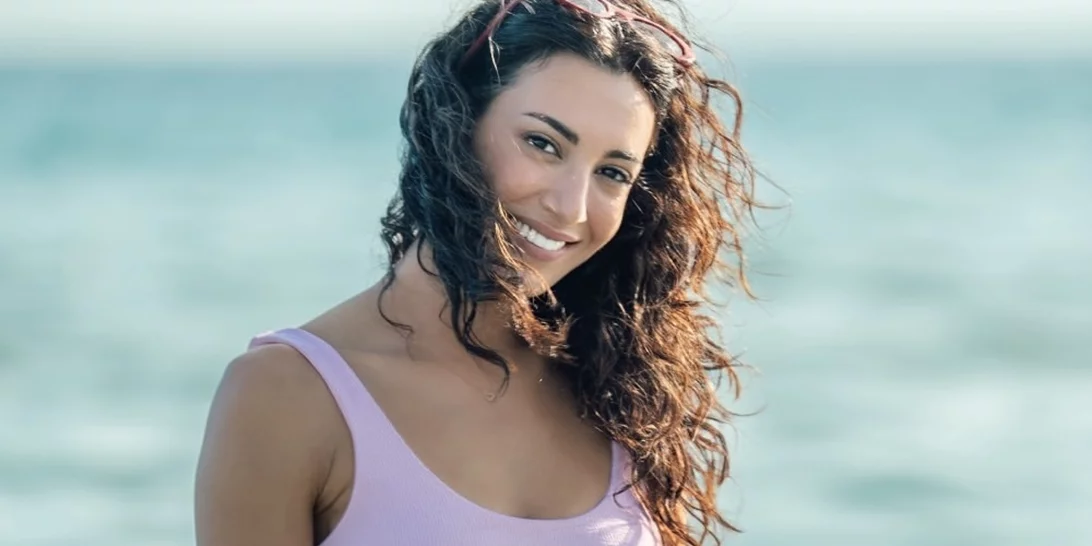 Στα κρυστάλλινα νερά του Βόρειου Ειρηνικού | Η Ευγενία Σαμαρά ποζάρει με ροζ μπικίνι σε μαγευτικό τοπίο