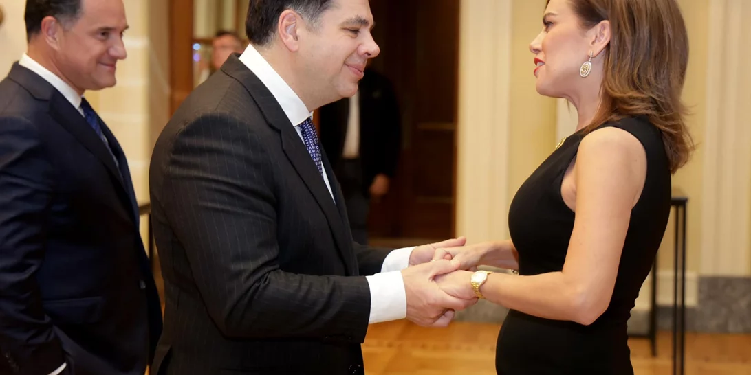 Ευγενία Μανωλίδου | Η cute λεπτομέρεια στο μαύρο φόρεμα που έβαλε στο δείπνο για τον Αμερικανό πρέσβη