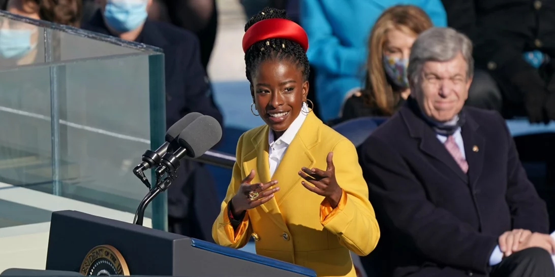 Amanda Gorman | Η εμφάνιση της με Moschino στο Super Bowl