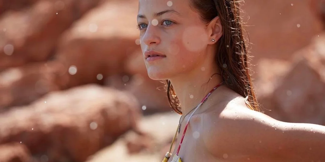 Ο Μάκης Παντζόπουλος απαθανατίζει τη Γαία Μερκούρη να κολυμπάει στα κρυστάλλινα νερά της Άνδρου