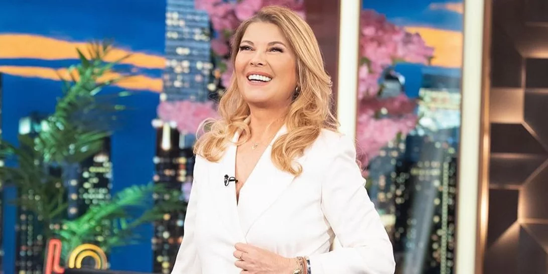 Η Σοφία Αλιμπέρτη με αέρα Πάρου στο Παρίσι | Το νησιώτικο look που επέλεξε να φορέσει στην έκθεση φωτογραφίας του γιου της, Μιχαήλ Βαρθακούρη