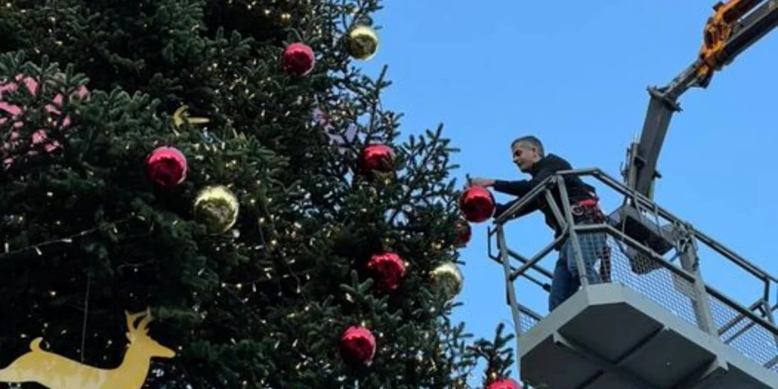 Ο Κ. Μπακογιάννης έβαλε την τελευταία μπάλα στο χριστουγεννιάτικο δέντρο της Πλατείας Συντάγματος