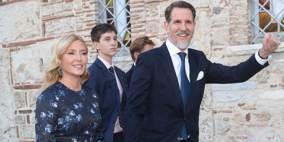 Η Marie Chantal με floral φόρεμα και ασημί metallic γόβες στον γάμο της Χρυσής Βαρδινογιάννη και του Νικόλαου ντε Γκρες