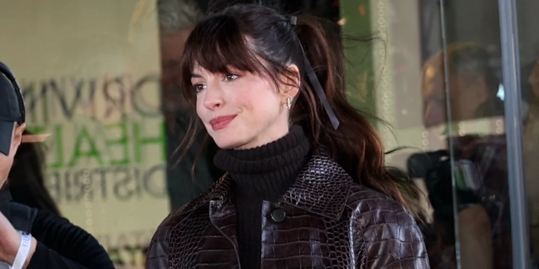 Σε ποιο πανωφόρι να επενδύσεις για το Φθινόπωρο για να είσαι όσο κομψή ήταν η Anne Hathaway στη Νέα Υόρκη