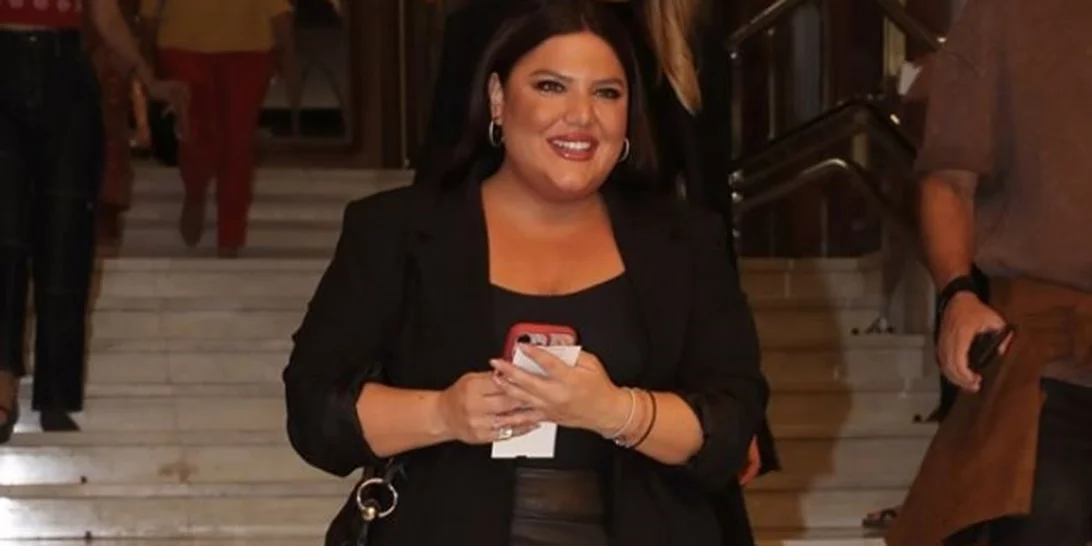 Στο θέατρο η Δανάη Μπάρκα: Πώς συνδύασε την ψηλόμεση μίνι φούστα της;