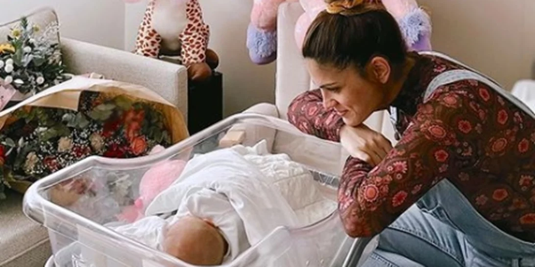 Η Μαίρη Συνατσάκη είναι η πιο τρυφερή μαμά | "Ξυπνάω. Την κοιτάζω. Αναπνέει;"