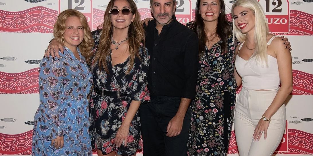 Κυριακάτικο τραπέζι με λαμπερά πρόσωπα