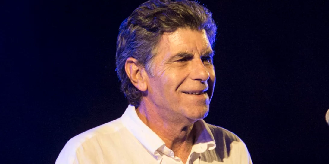 Ο Γιάννης Μπέζος στο "Αλ Τσαντίρι Νιουζ" | "Για τις γυναικοκτονίες έχουν ευθύνη οι γονείς, το σχολείο, οι θεσμοί, η Πολιτεία, η Εκκλησία, η οικογένεια"