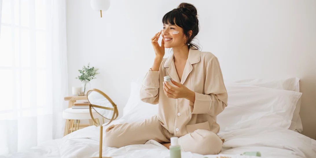 Θέλεις να ξυπνάς με μια φρέσκια, λαμπερή επιδερμίδα κάθε πρωί; Τα μόλις 3 προϊόντα που θα χρειαστείς