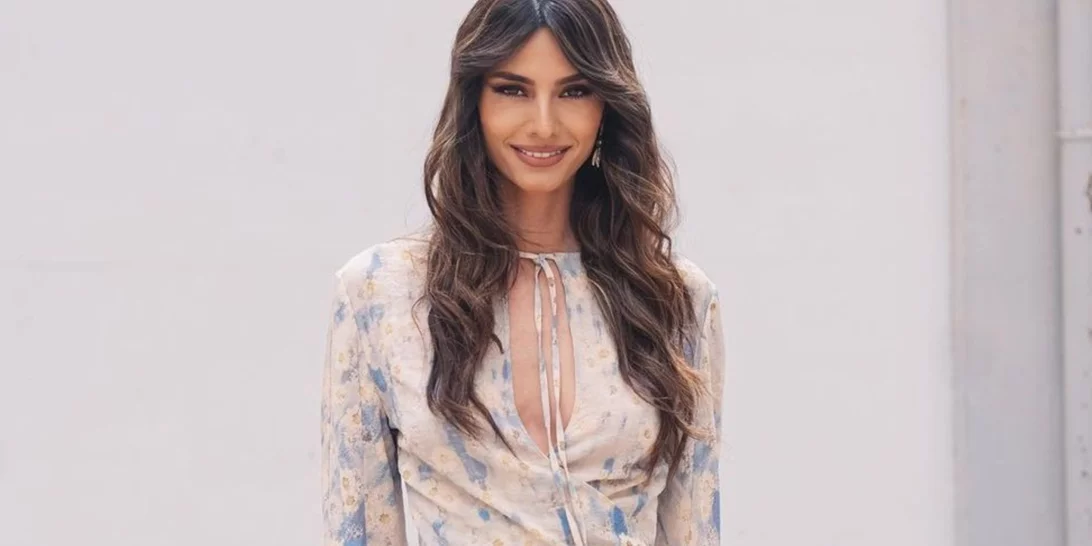 Καλεσμένη σε γάμο στο νησί | Η Ηλιάνα Παπαγεωργίου προτείνει το ιδανικό outfit