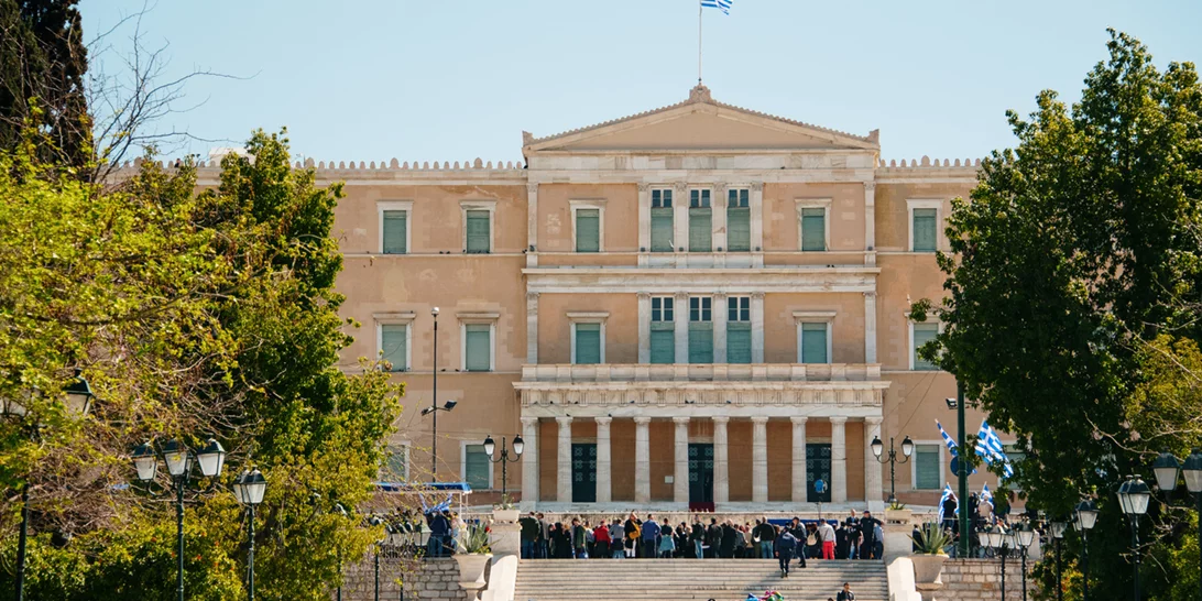 Δεκάδες ορειβάτες και χιονοδρόμοι στο Σύνταγμα - Ζητούν μία "σοβαρή διαδικασία διάσωσης στα βουνά" (Εικόνες)