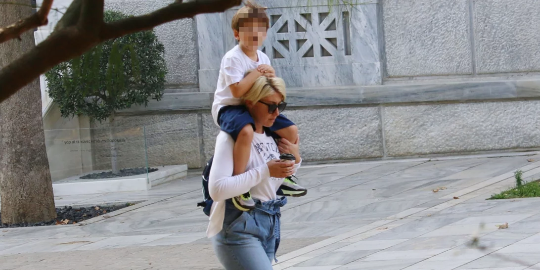 Σία Κοσιώνη | Χαλαρές βόλτες με τον γιο της, Δήμο Μπακογιάννη στο κέντρο της ΑΘήνας