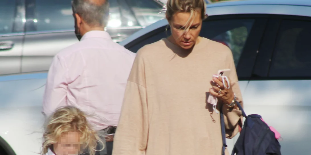 Βίκυ Καγιά | Χωρίς ίχνος μακιγιάζ σε βόλτα με την κατάξανθη κόρη της, Μπιάνκα