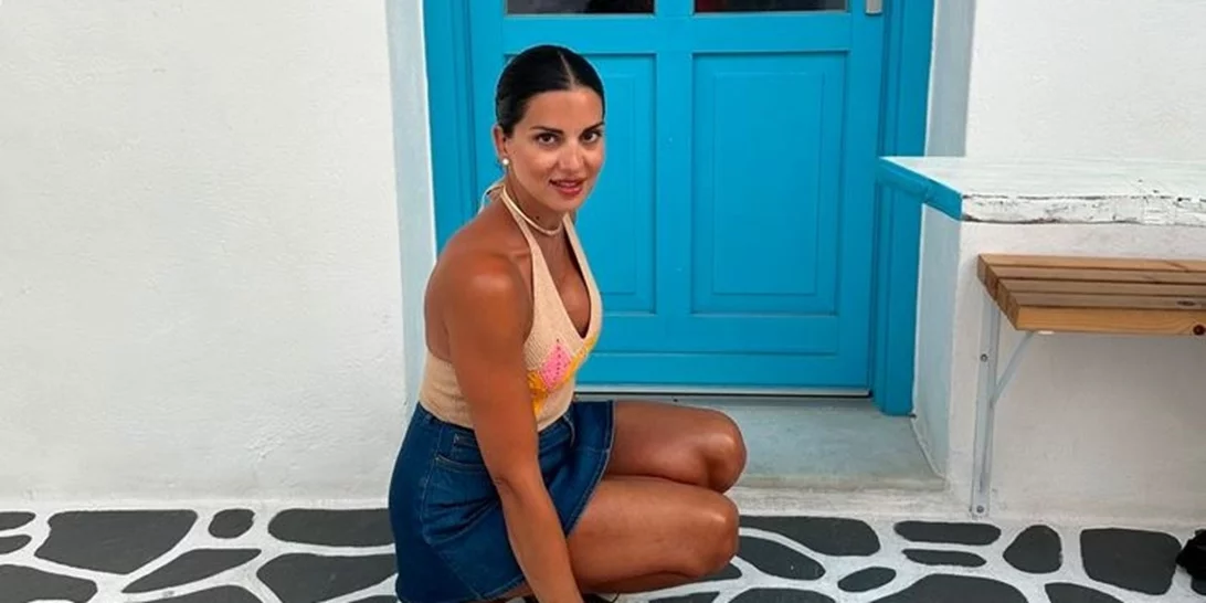 Σταματίνα Τσιμτσιλή | Η τρυφερή αγκαλιά με τον γιο της στα σοκάκια της Πάρου