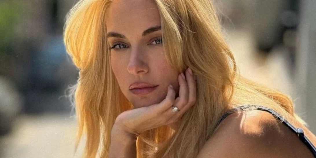 Πανέμορφη στη Μύκονο | Η Δούκισσα Νομικού προτείνει το πιο stylish χτένισμα για διακοπές σε νησί