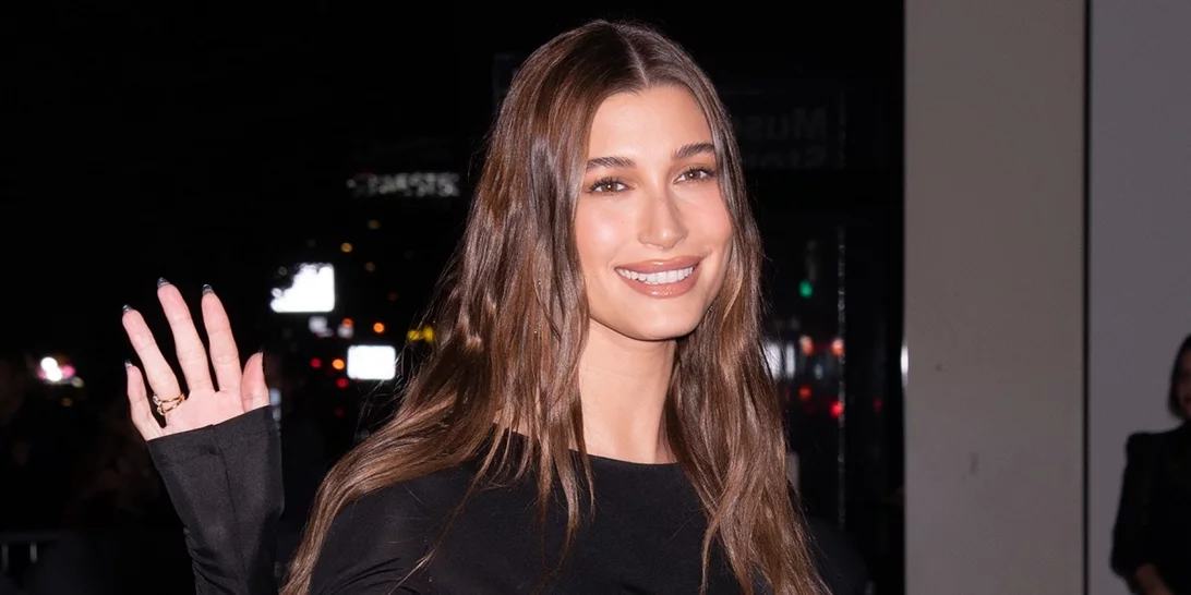 Οι μαύρες μπότες της Hailey Bieber είναι το trend που υιοθετεί μέχρι και η Zara