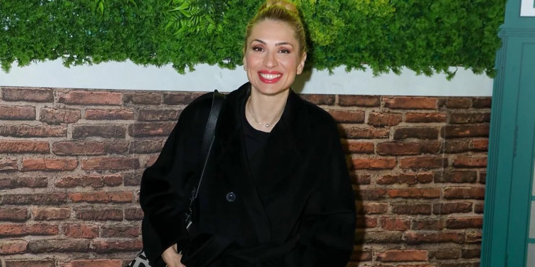 Η Μαρία Ηλιάκη φόρεσε ένα ζευγάρι sneakers σε βραδινή έξοδο και θέλουμε να αντιγράψουμε το look