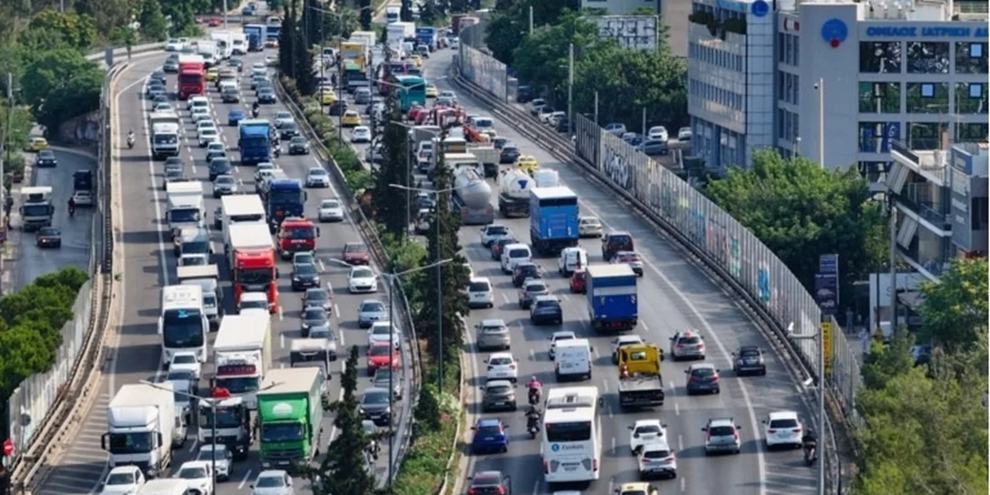 Χάος στους δρόμους της Αθήνας | Μποτιλιάρισμα στην Αττική Οδό λόγω τροχαίων, στο κόκκινο και ο Κηφισός