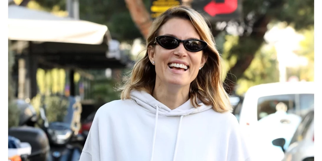 Κομψή με αθλητικά ρούχα | Το athleisure look της Βίκυς Καγιά που μπορείς να αντιγράψεις