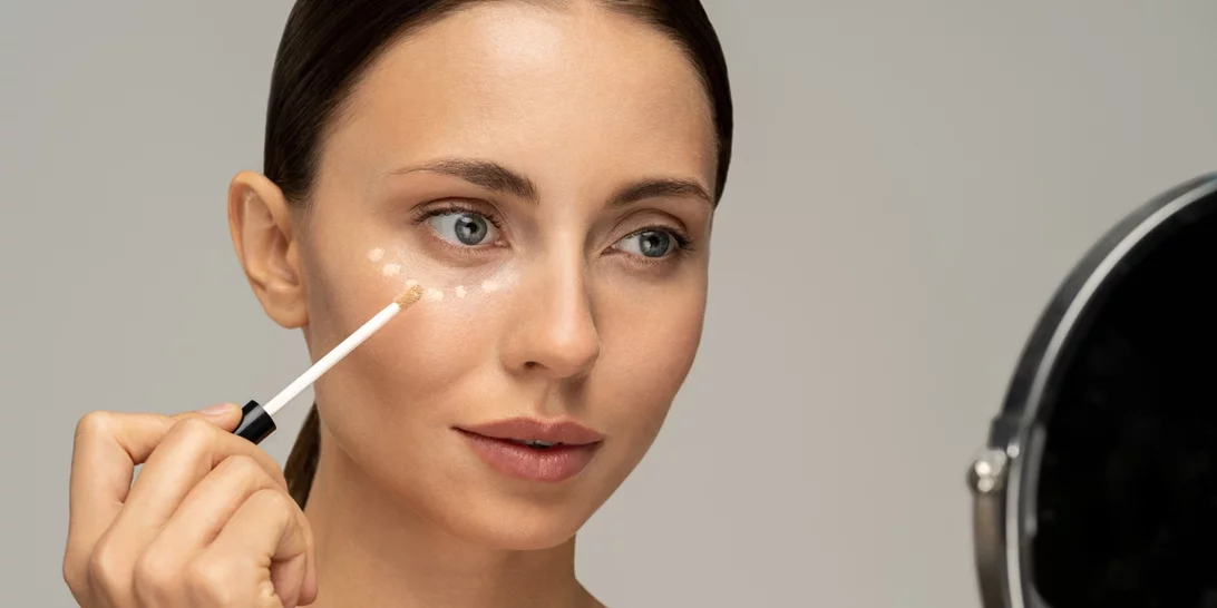 Τα game changing tips που χρειάζεσαι για να μένει σταθερό το concealer