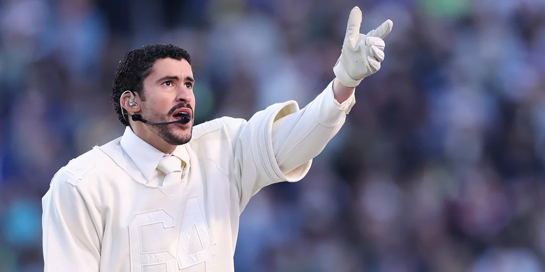 Bad Bunny | Το κρεμ σύνολο Zara που φόρεσε στον τελικό του Super Bowl κρύβει ένα σημαντικό μήνυμα