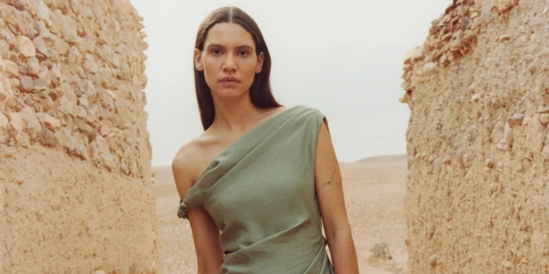 Το minimal φόρεμα από τη Mango που θα φορέσεις σίγουρα στις διακοπές είναι σε έκπτωση