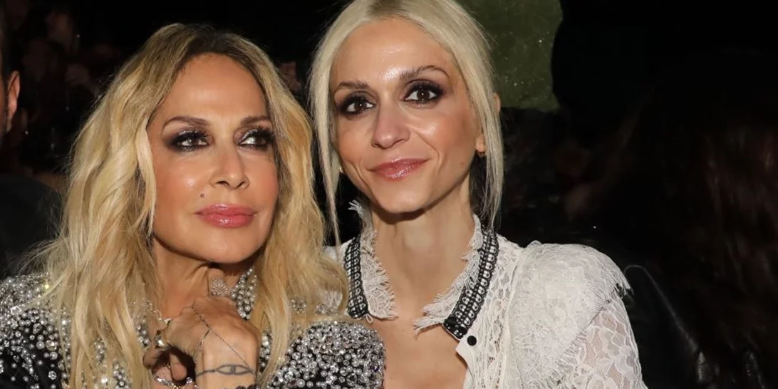 Σοφία Καρβέλα | Οι ανέκδοτες φωτογραφίες με τους γονείς της - Η βάπτισή της & τα Χριστούγεννα γύρω από το τζάκι