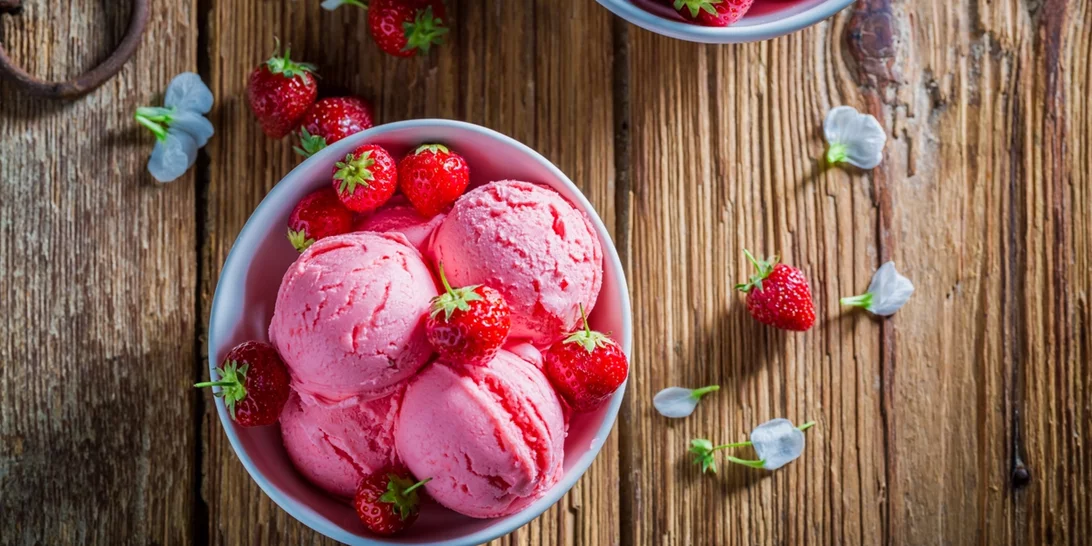 Μύρισε καλοκαίρι | Φτιάξε κι εσύ παγωτό φράουλα με 3 μόνο υλικά - Χωρίς παγωτομηχανή