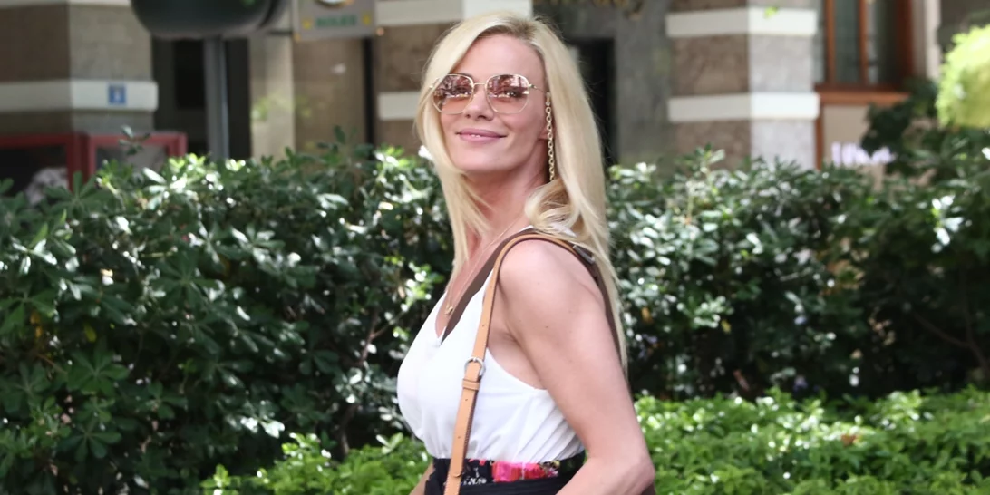 Ζέτα Μακρυπούλια | Φόρεσε την πιο κομψή ολόσωμη φόρμα από τα Zara με flip flops