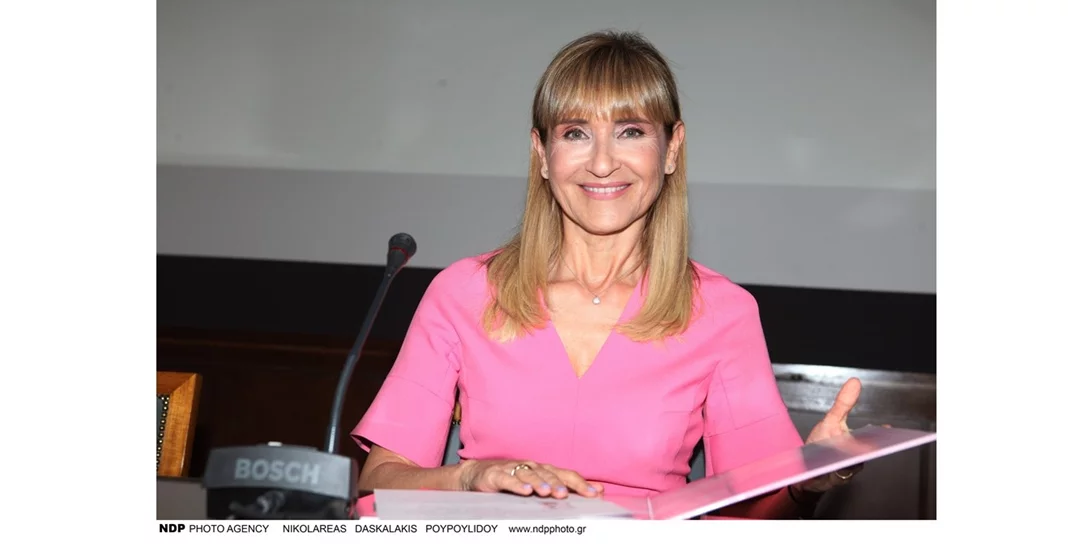 Η Μάρα Ζαχαρέα υιοθέτησε την top τάση του φθινοπώρου | Το ροζ φόρεμα και η φωτογραφία στο Λονδίνο