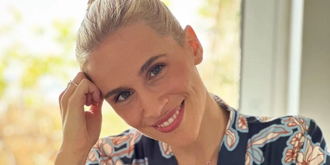 Η Νάντια Μπουλέ φωτογραφίζει την κόρη της στον υπέροχο καταπράσινο κήπο του σπιτιού τους